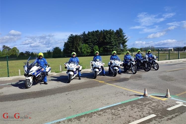 Trening vožnja policijskih motociklista Trening vožnja policijskih motociklista