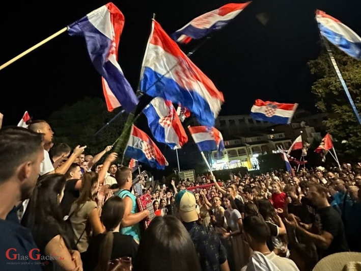 Mladi u Međugorju na Mladifestu pjevaju Thompsonovu 'Lijepa li si'
