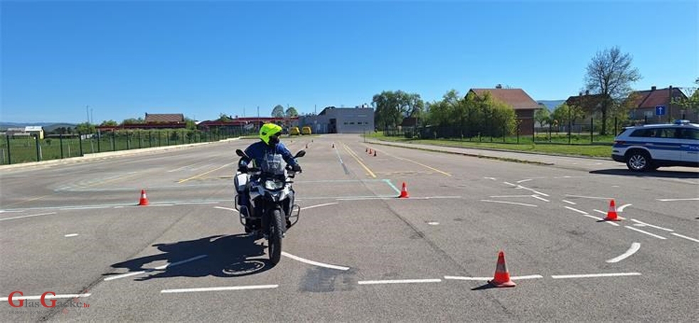 Trening sigurne vožnje policijskih službenika i članova moto kluba Trening sigurne vožnje policijskih službenika i članova moto kluba