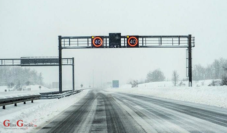 Bura i snijeg ograničavaju prometovanje na nekim cestama 