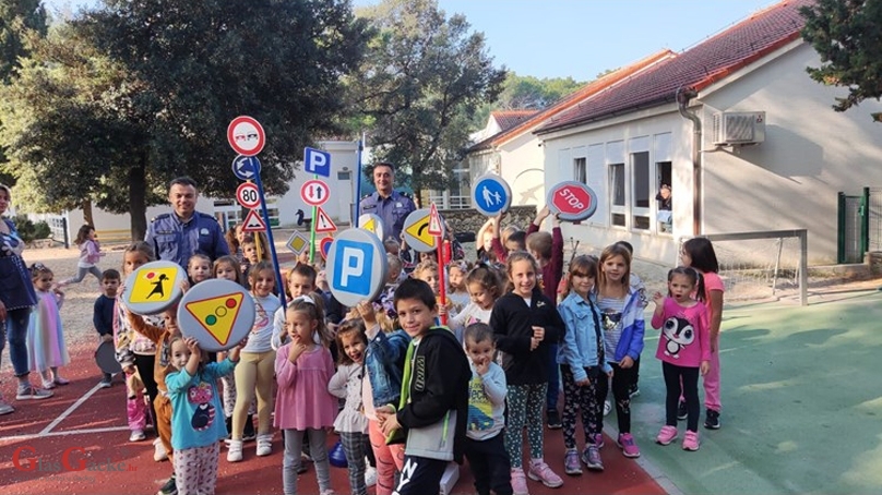 Policijska uprava ličko-senjska educirala i darivala najmlađe kako bi ih pripre-mili za samostalno sudjelovanje u prometu