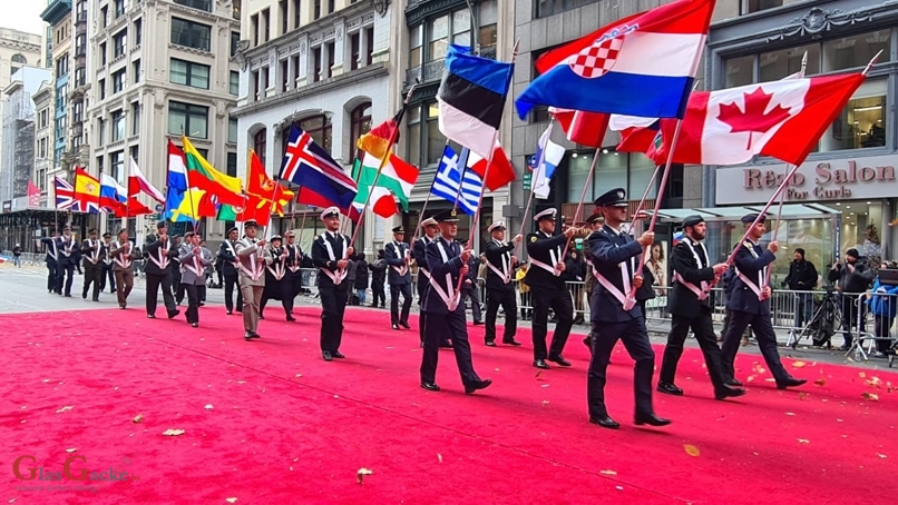 Pripadnik Oružanih snaga RH nosio zastavu Republike Hrvatske na Danu veterana u New Yorku