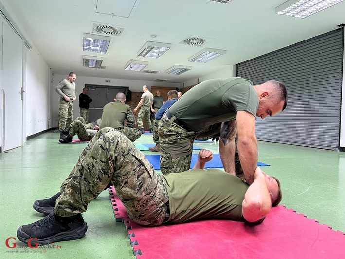 Instruktori za temeljno vojno osposobljavanje na obuci borilačkih vještina i upravljanja dronovima