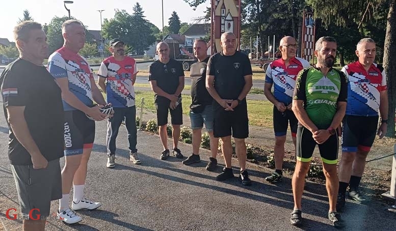 Petorica biciklista voze 400 kilometara od Voćina do Knina