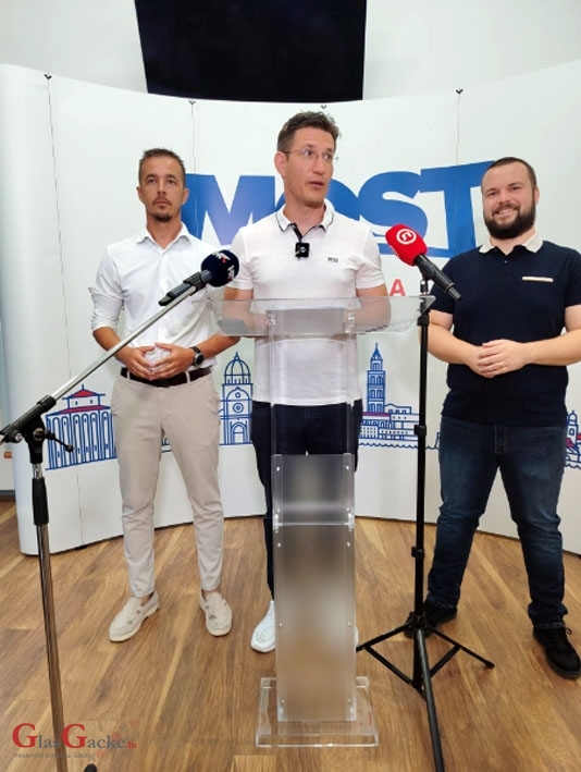 Troskot: Trovanje ljudi, vode i zemlje u Lici opasnim otpadom nacionalna je veleizdaja Troskot: Trovanje ljudi, vode i zemlje u Lici opasnim otpadom nacionalna je veleizdaja