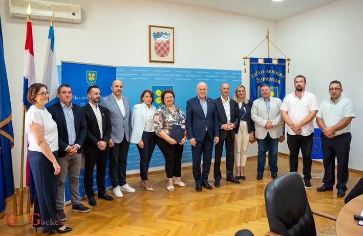 Ministar Bačić donio ugovore vrijedne gotovo šest milijuna eura	