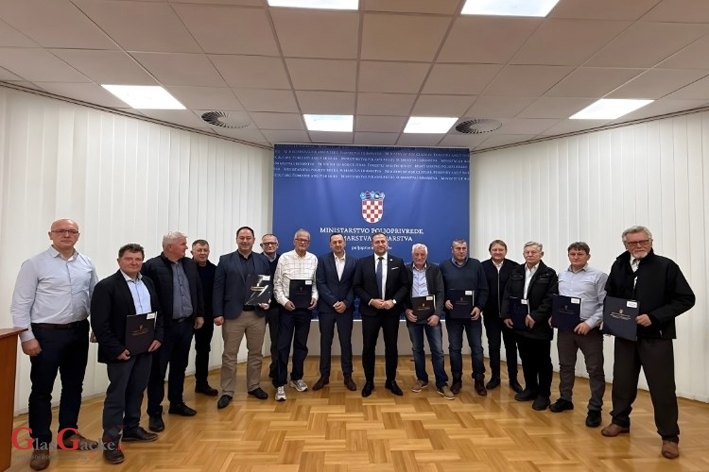Ministar Vlajčić uručio ugovore za jačanje hrvatskog stočarstva Ministar Vlajčić uručio ugovore za jačanje hrvatskog stočarstva