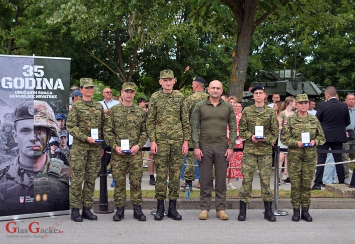 Ministar Anušić i general Kundid odlikovali vojnomedicinski tim koji je spasio život dječaku na Jarunu