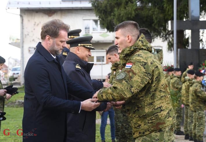 Ministar Banožić dodijelio beretke mladim "Vukovima"