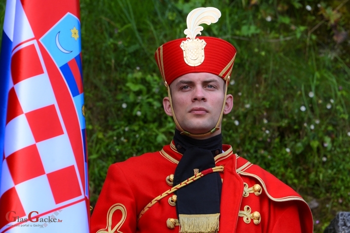 Misa pred Spiljom ukazanja u sklopu vojno-redarstvenog hodočašća u Lourdesu