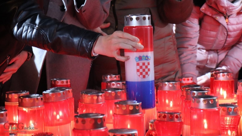 Paljenje svijeća i molitva ispred vukovarske bolnice