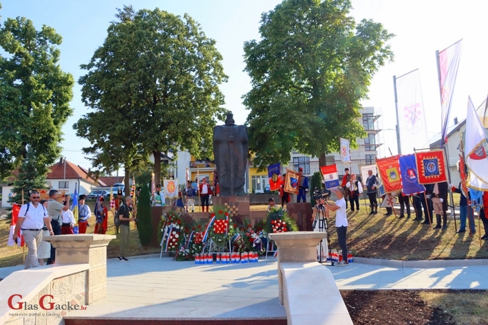 27 hrvatskih postrojbi u Tomislavgradu povodom proslave 1100 obljetnice Hrvatskoga Kraljevstva