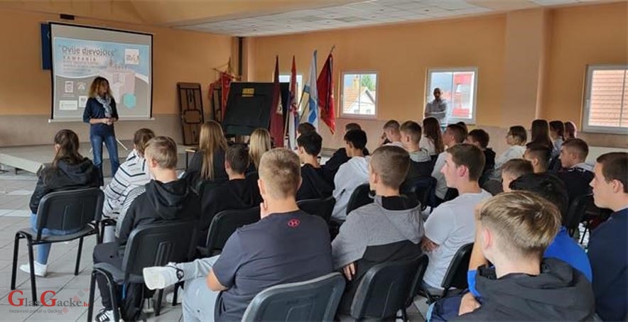 Policijski službenici educirali učenike o problematici trgovanja ljudima