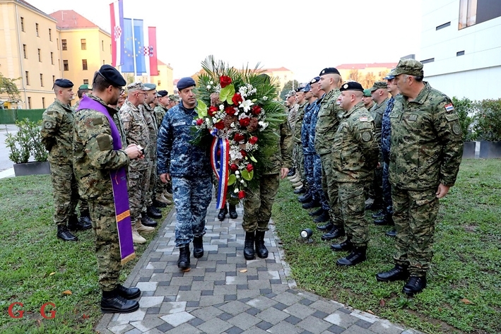Polaganjem vijenca odana počast heroju Domovinskog rata Blagi Zadri i obilježena 33. obljetnica Zapovjedno-stožerne škole.
