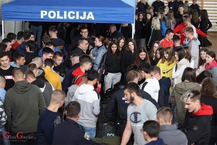 Mladi u Otočcu pokazali veliki interes za zanimanje policajac/policajka