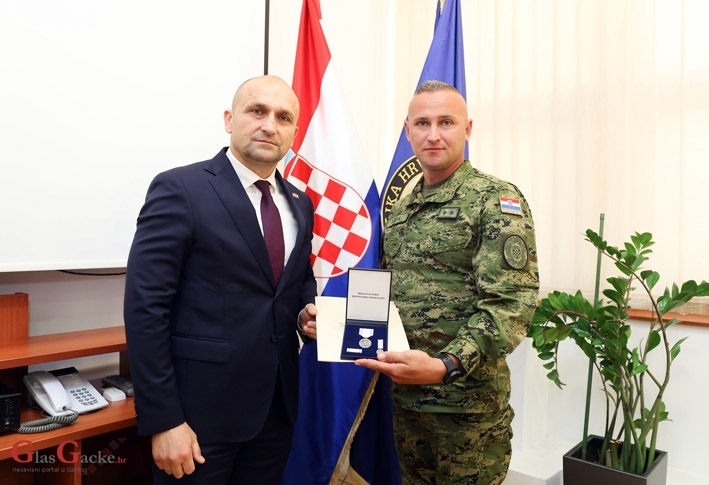 Anušić uručio medalju razvodniku Bluhi koji je spasio život mladom nogometašu Anušić uručio medalju razvodniku Bluhi koji je spasio život mladom nogometašu