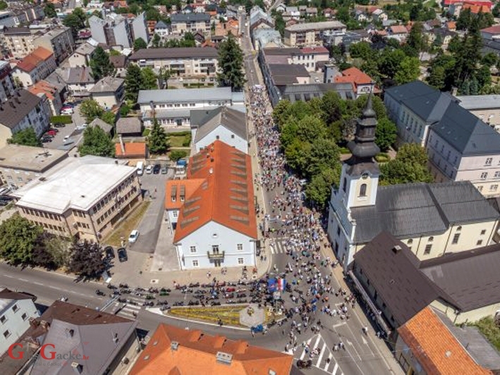 Više od tisuću ljudi protestiralo hodom protiv zagađenja opasnim otpadom