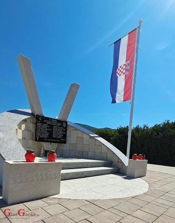 Decentan i pun simbolike spomenik poginulima hrvatskim braniteljima u Zalužnici