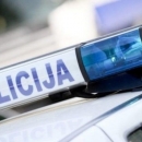 Automobilom na skupinu ljudi