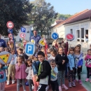 Policijska uprava ličko-senjska educirala i darivala najmlađe kako bi ih pripre-mili za samostalno sudjelovanje u prometu