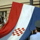 25. srpnja 1990. na hrvatsku trobojnicu vraćen povijesni hrvatski grb 
