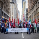 Pripadnik Oružanih snaga RH nosio zastavu Republike Hrvatske na Danu veterana u New Yorku