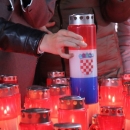 Paljenje svijeća i molitva ispred vukovarske bolnice