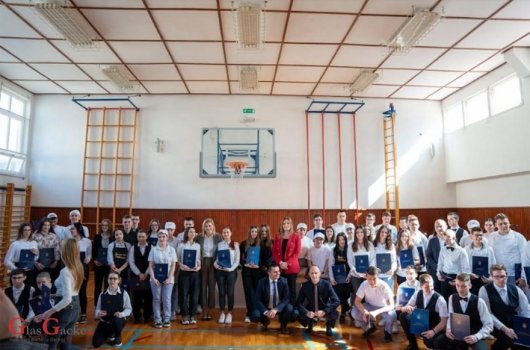 Ministrica Brnjac dodijelila stipendije učenicima Srednje škole Plitvička jezera