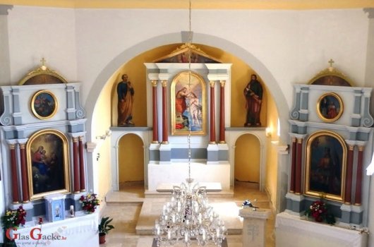 Postavljen glavni oltar