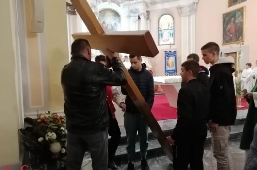 Križ SHKM unesen u crkvu Presvetog Trojstva  