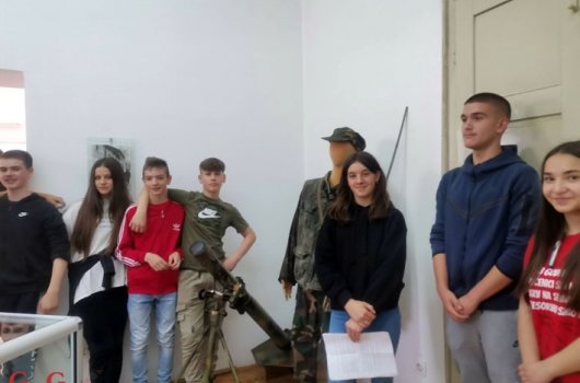 Posjet učenika osmog razreda Muzeju Gacke - radionica Domovinski rat