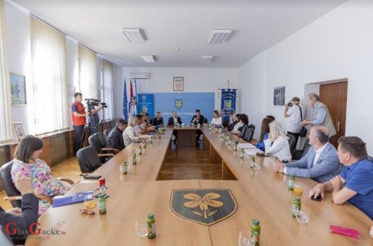 Ministar Erlić potpisao više ugovora