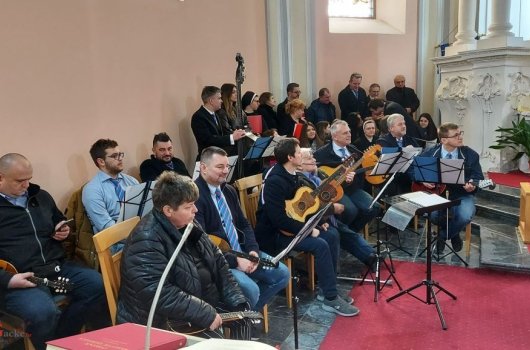 Održan koncert ansambla "MI TAMBURICA" iz Hrvatskog Leskovca u župnoj crkvi u Otočcu 