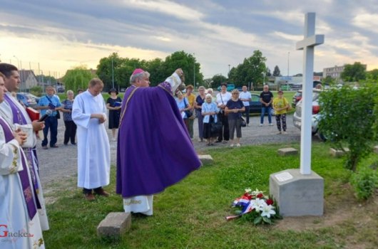 Biskup Košić blagoslovio „bijeli križ istine“ u sisačkom Naselju