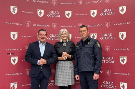 Radni sastanak načelnika Policijske postaje Otočac s gradonačelnikom i ravnateljicom osnovne škole