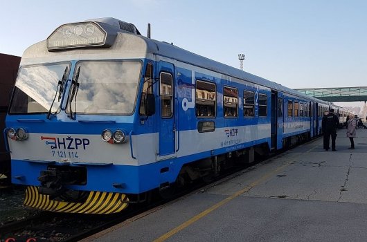Poziv umirovljenicima iz Ličko-senjske županije da popune Zahtjev kako bi ostvarili pravo na besplatan prijevoz vlakom